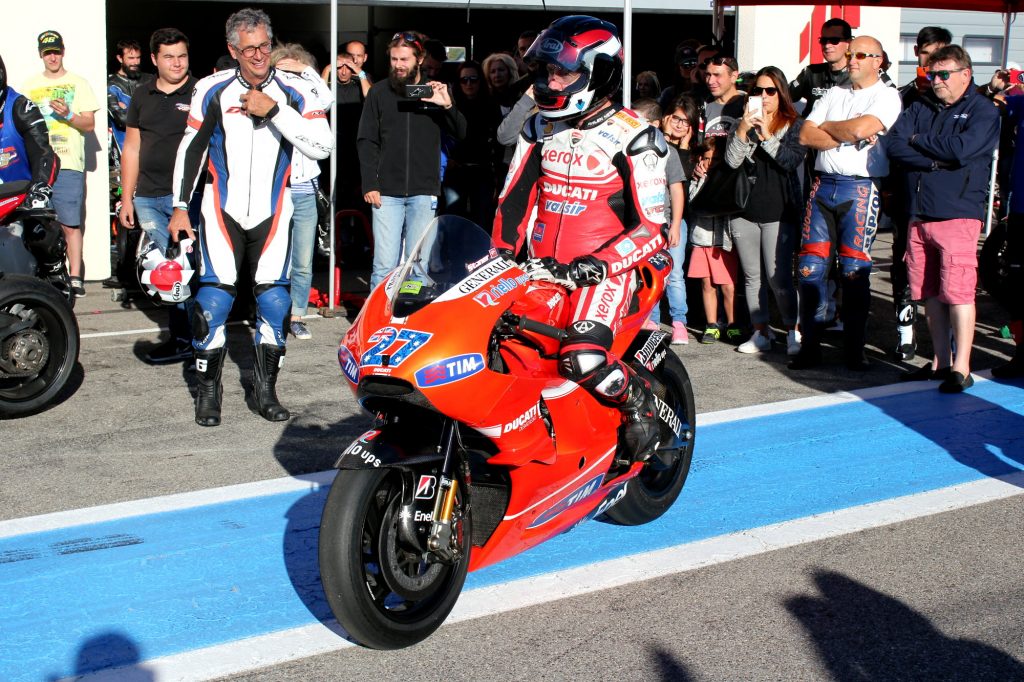 Un collectionneur, propriétaire de cette Ducati de MotoGP ayant été pilotée par Stoner, l’a faite tourner sur le circuit. Mes aïeux, quel son !