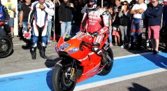 Un collectionneur, propriétaire de cette Ducati de MotoGP ayant été pilotée par Stoner, l'a faite tourner sur le circuit. Mes aïeux, quel son !