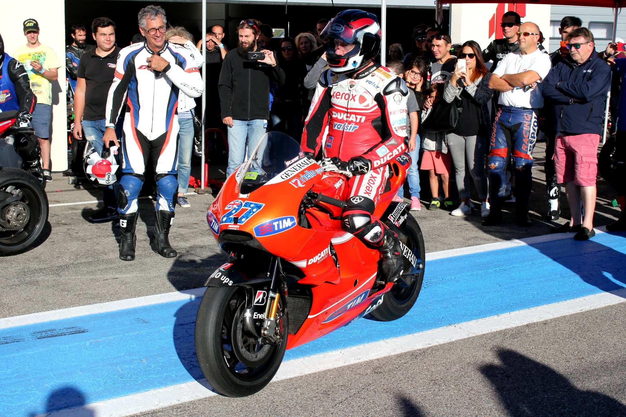 Un collectionneur, propriétaire de cette Ducati de MotoGP ayant été pilotée par Stoner, l'a faite tourner sur le circuit. Mes aïeux, quel son !