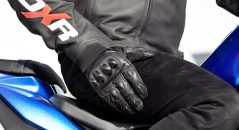 Le décret n°2016-1232 du 19 septembre 2016 a rendu les gants moto obligatoires