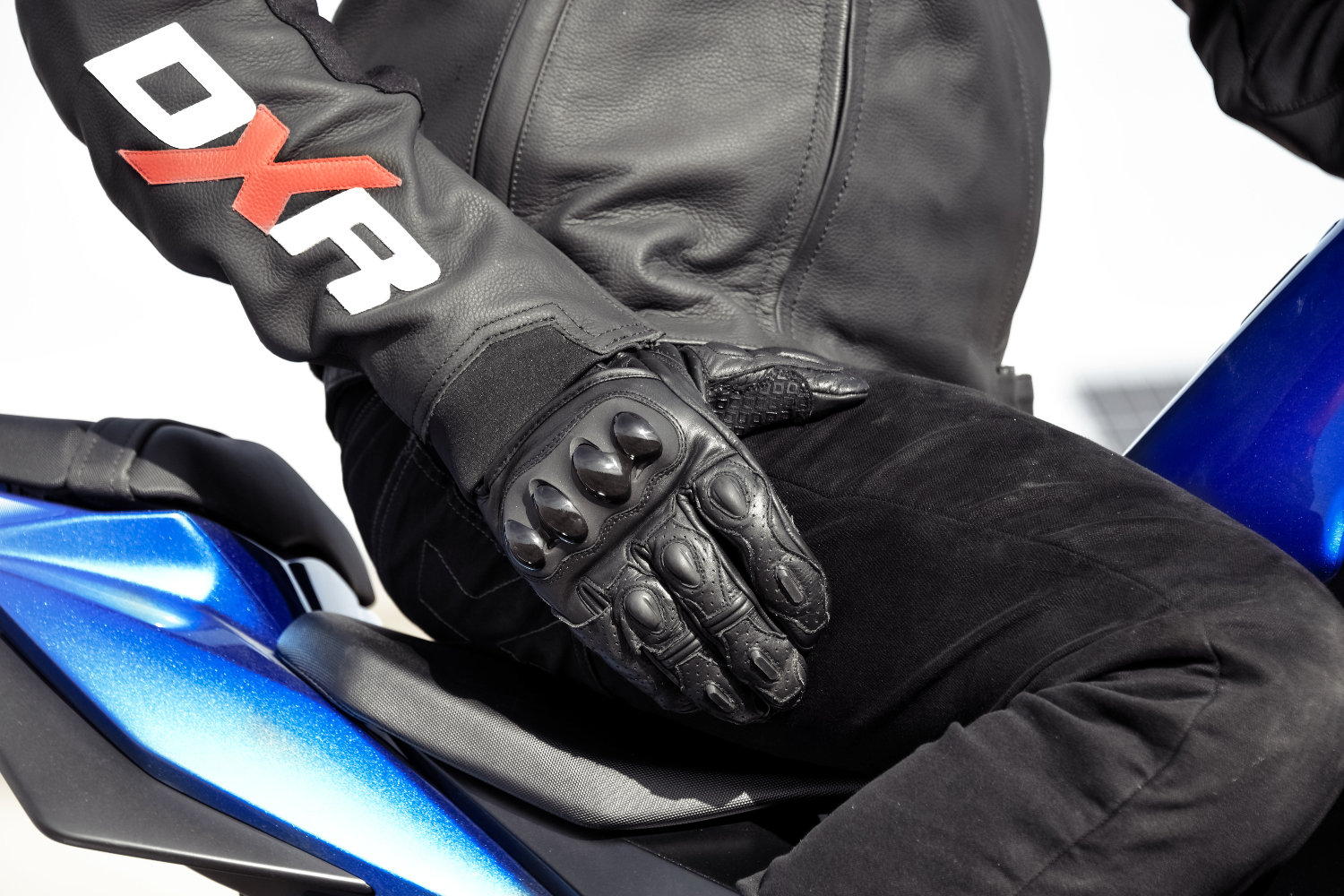 Le décret n°2016-1232 du 19 septembre 2016 a rendu les gants moto obligatoires