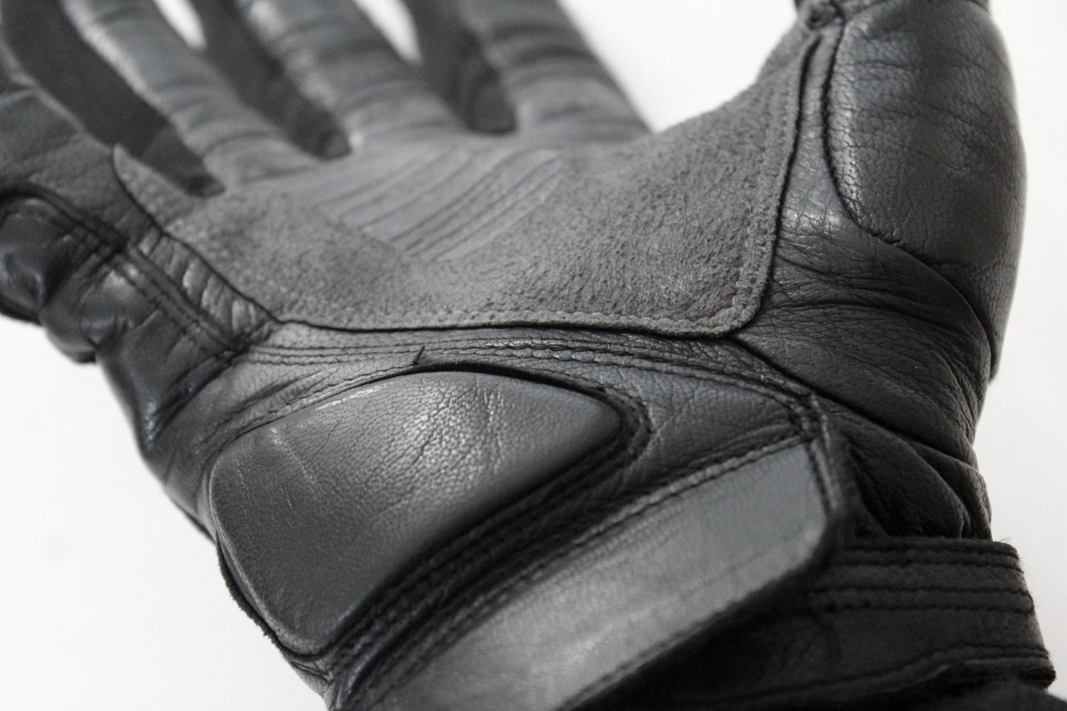 La superposition des couches offre une solution au problème de l'abrasion Une paume de gants moto