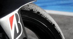 Un pneu avant Bridgestone après quelques sessions sur le circuit du Castellet