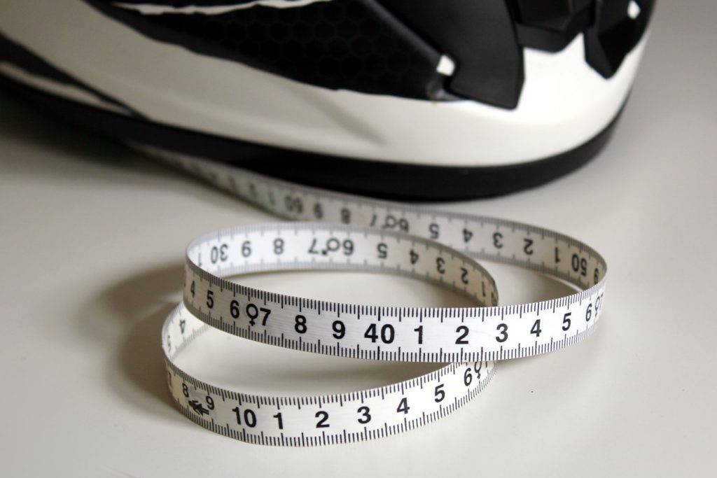 Choisir la bonne taille de son casque moto grâce au mètre ruban