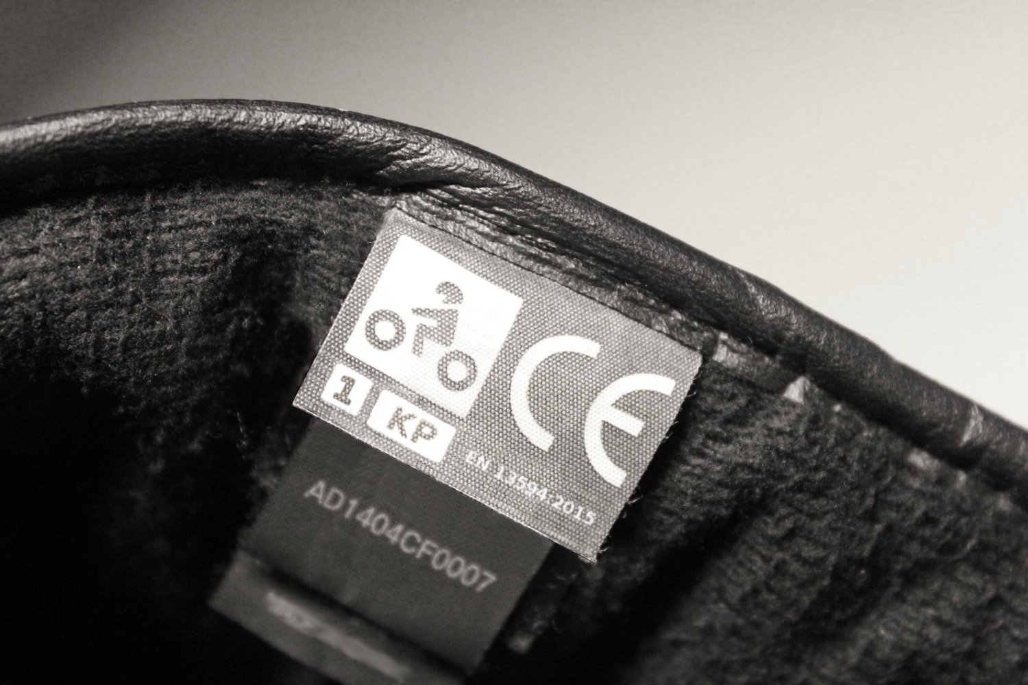 Étiquette d'une paire de gants moto certifiés EN 13594:2015 de niveau 1 KP