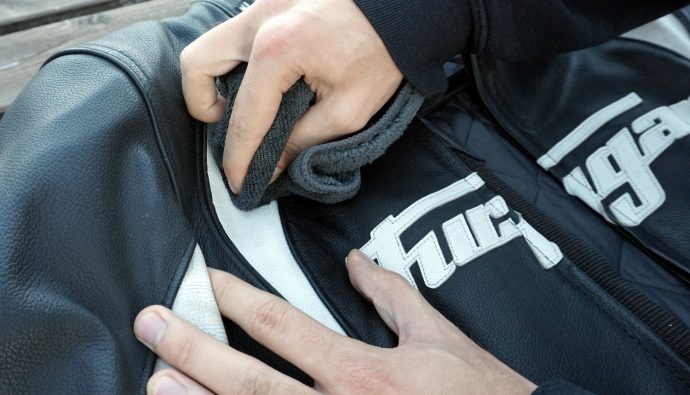 Le nettoyage avec une lingette microfibre permet de mieux respecter le cuir