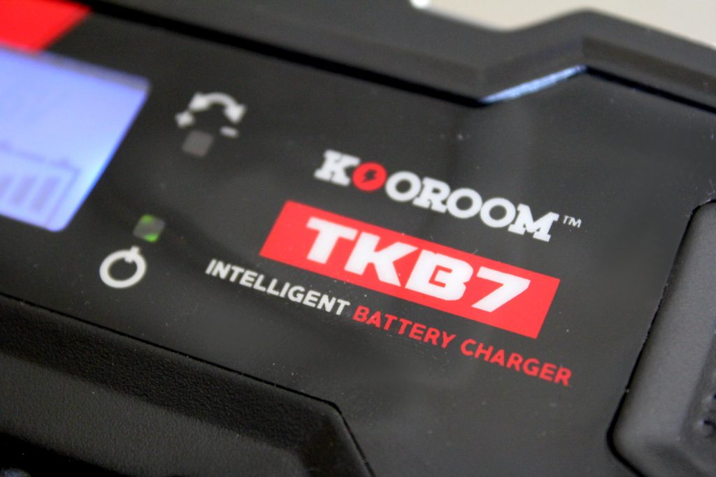 Le Kooroom TKB7 est un chargeur dit intelligent, c’est à dire qu’il enchaîne les cycle de contrôle, de charge, d’entretien de la batterie