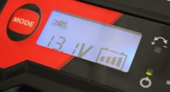 Le chargeur de batterie moto Kooroom TKB7 vous informe de la tension de votre batterie