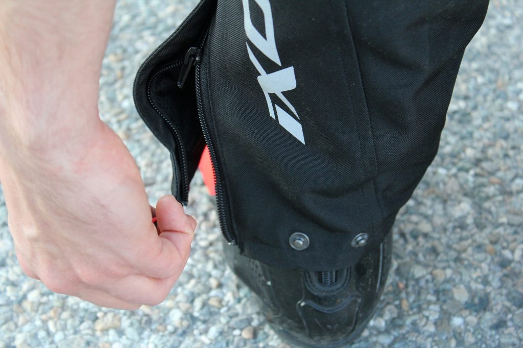 Des boutons pressions pour régler le tour de cheville, on a vu plus facile à manipuler, surtout avec des gants hiver