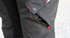 Le zip de ventilation se tient ouvert naturellement par sa disposition