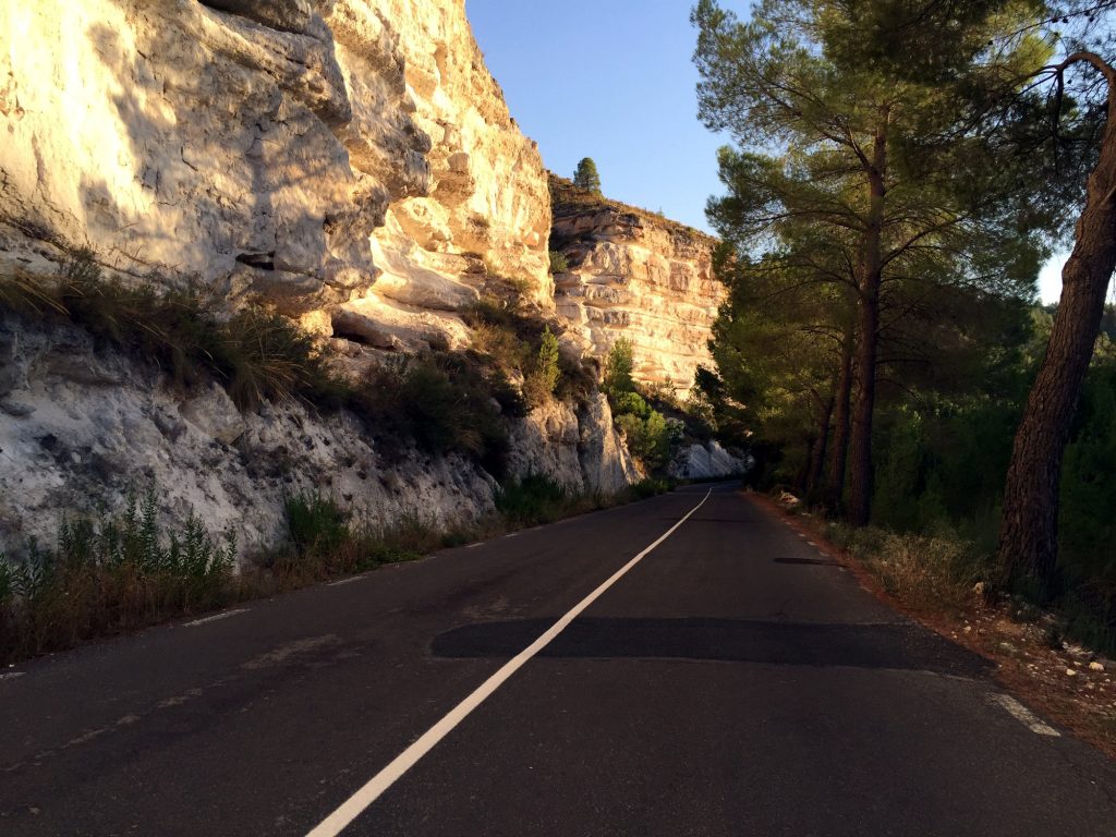 La route de la Ribera de Cubas en direction de Jorquera longe la falaise. Grandiose !