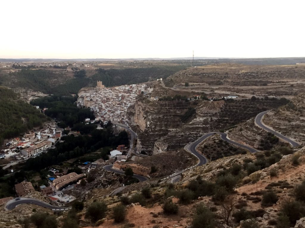 Encore quelques virages et j’arrive sur Alcala del Jucar