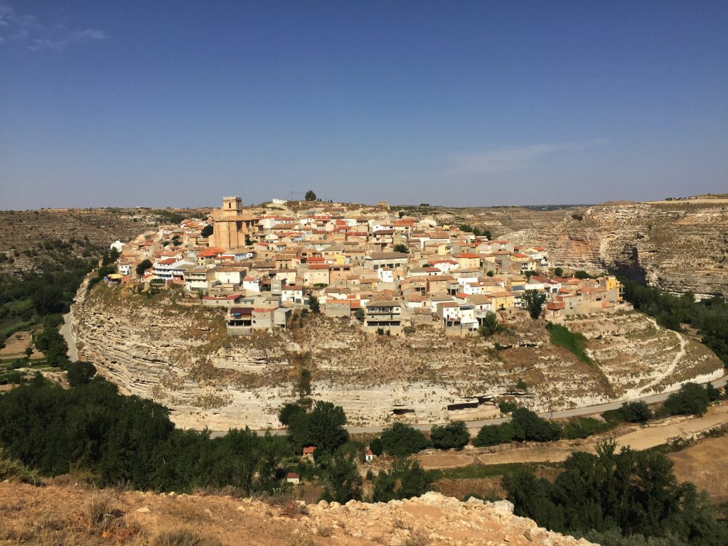 Le village de Jorquera, niché sur un rocher