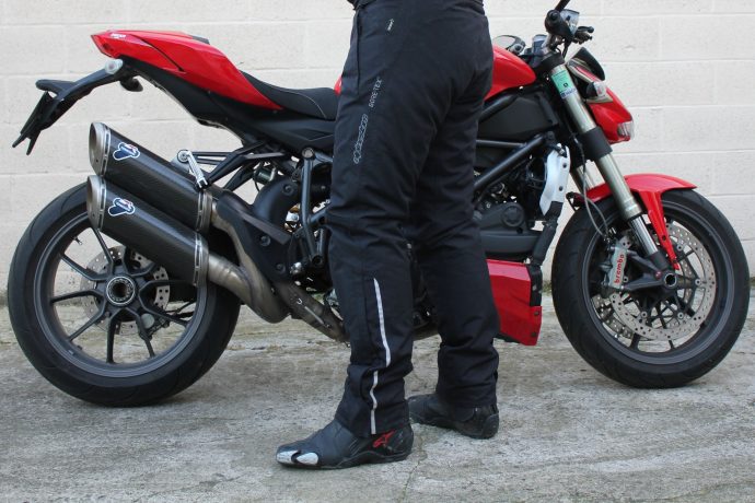 Le pantalon moto, équipement de protection. Comment le choisir ?