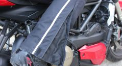 Le bas du pantalon Alpinestars Patron dispose d'un excellent ajustement réalisé par velcros et zips