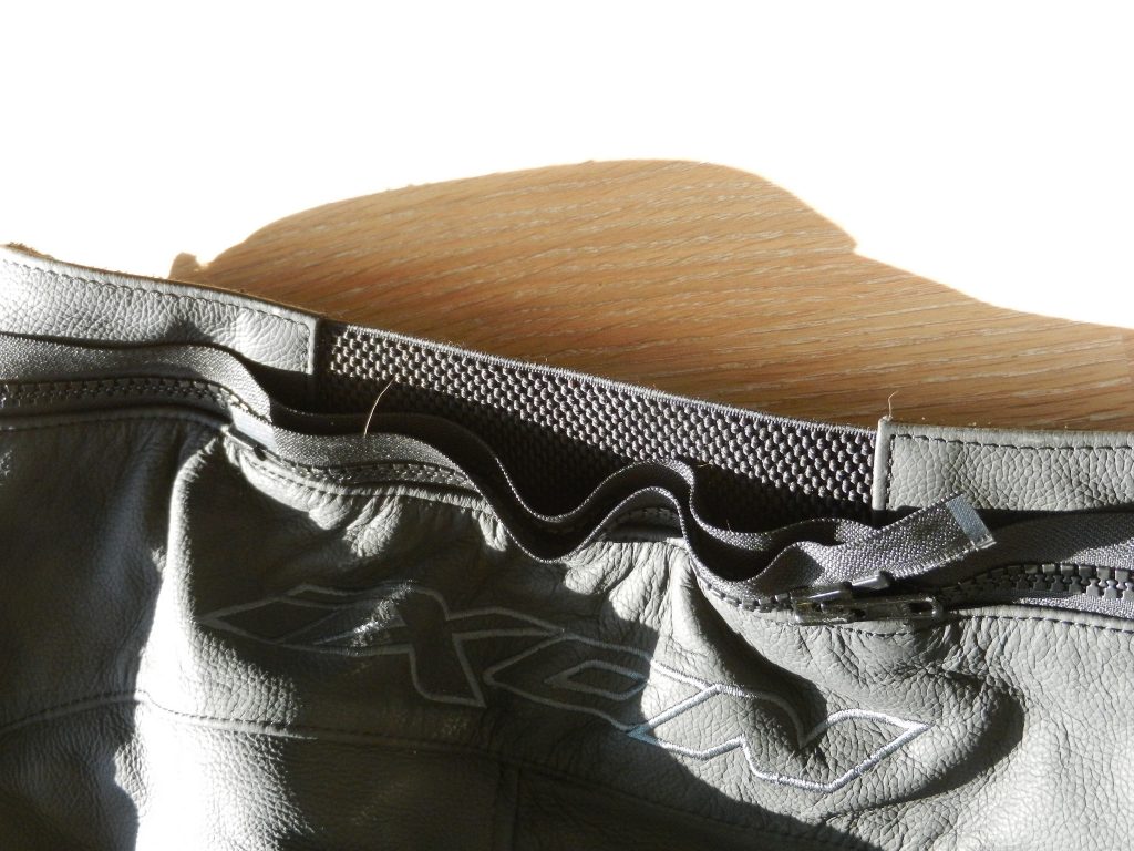 Le pantalon propose un double zip, un court rapide minimaliste et un complet qui fait tout le tour de la taille pour y coupler les blousons de la même marque.