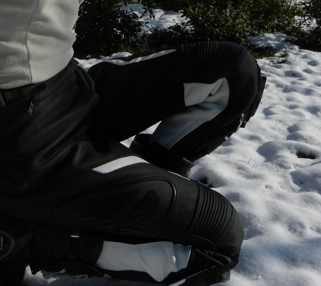 Démonstration de souplesse en pantalon Ixon Prima VX, le stretch et les soufflets de genoux font leur travail.