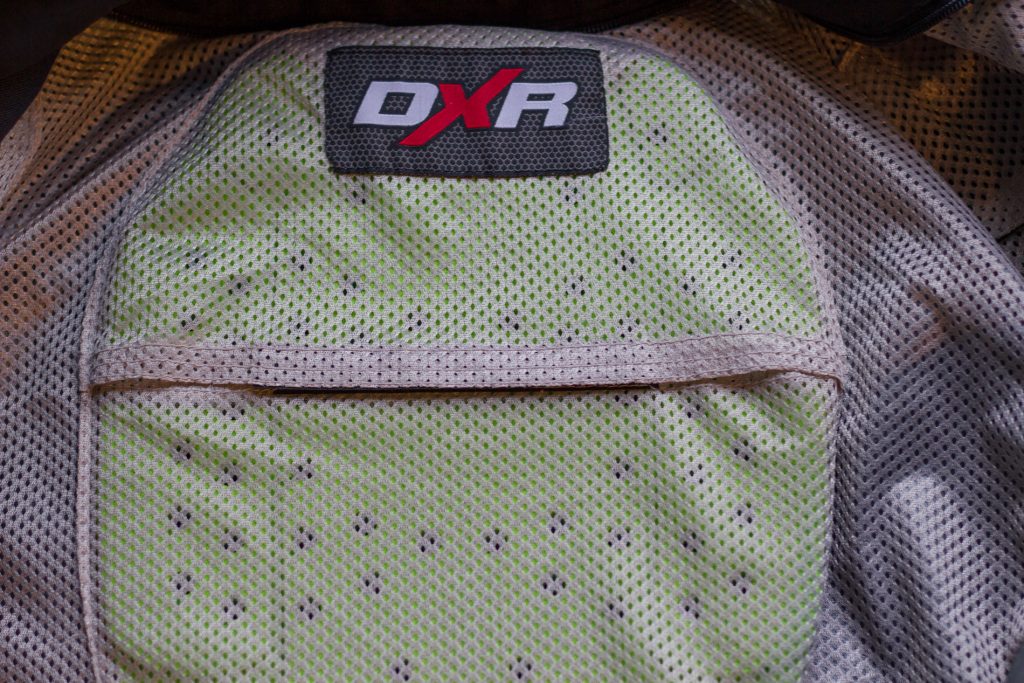 Sans surprise, la dorsale DXR Back Protector s’intègre parfaitement dans la veste DXR Roadtrip