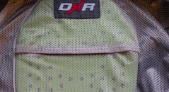 Sans surprise, la dorsale DXR Back Protector s'intègre parfaitement dans la veste DXR Roadtrip
