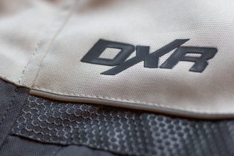 La veste s'inspire des codes esthétiques adventure