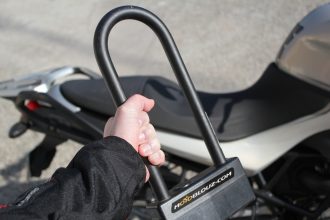 Comment transporter son antivol à moto ? Nos tuyaux pour éviter les galères !