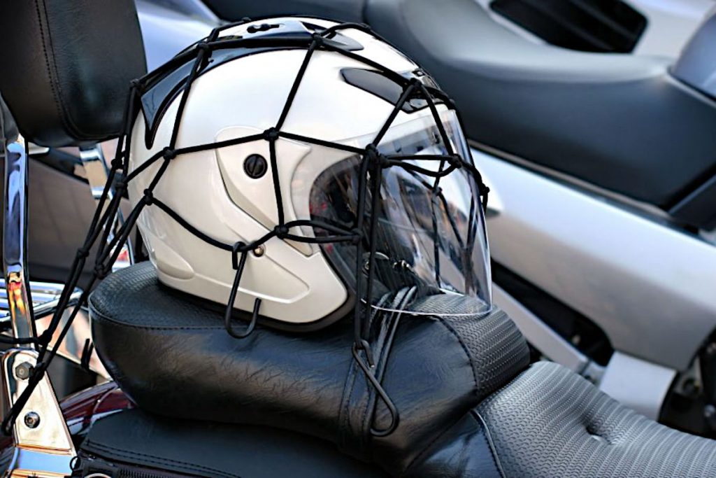 Filet araignée transportant un casque moto