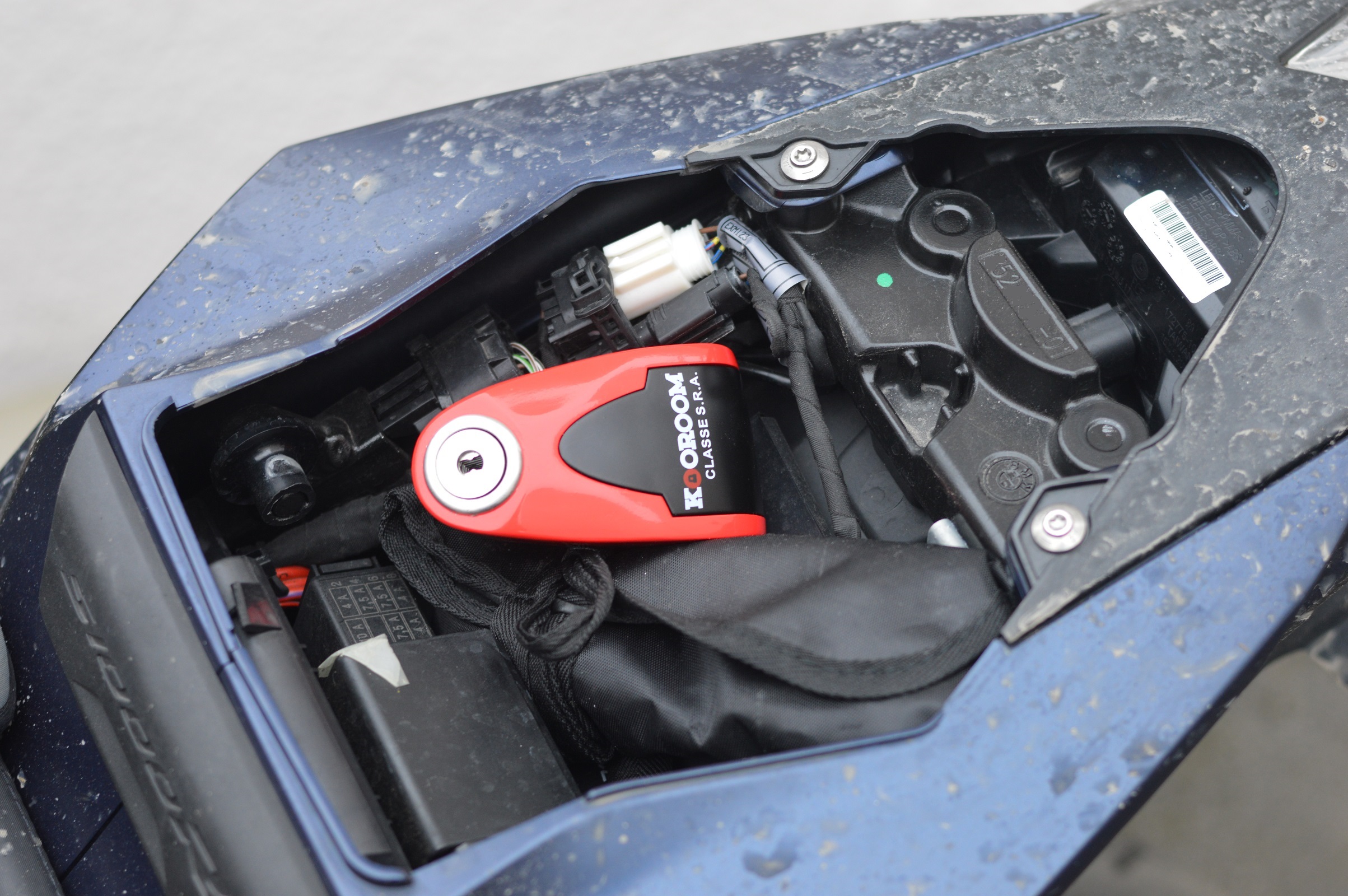 Antivol Kooroom Protect Disc Alarm SRA dans un coffre de moto