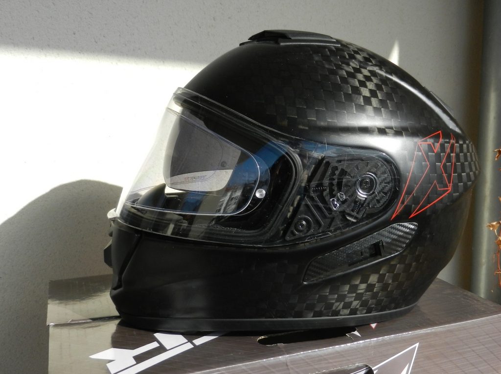 Un casque léger et bien fini, mais plutôt étudier pour les motards en position droite, façon routière ou trail