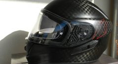 Un casque au profil routier