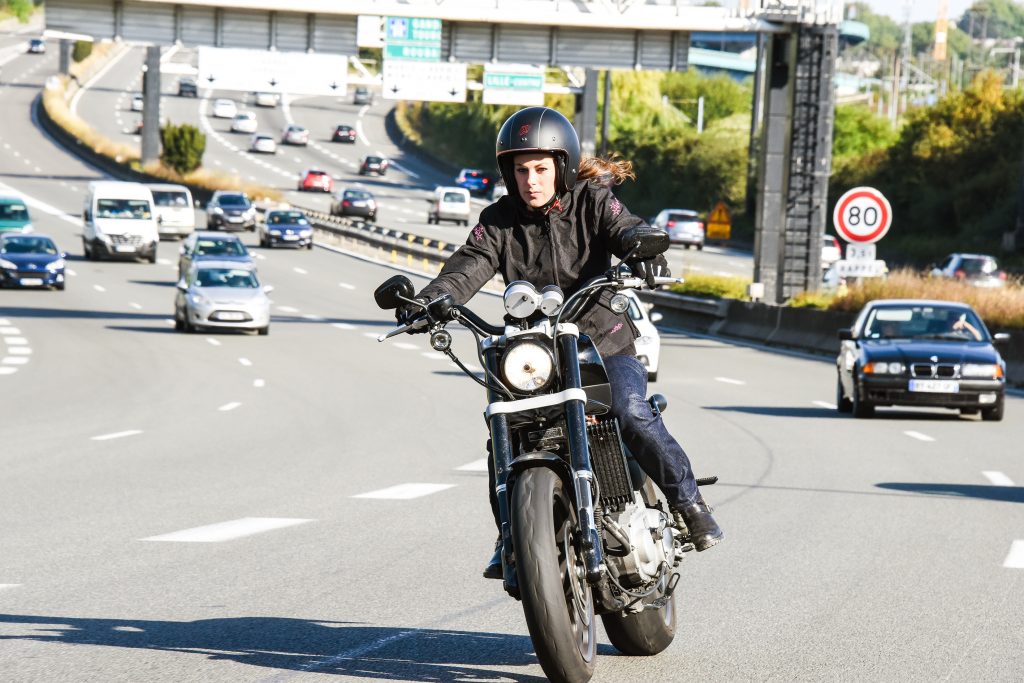 Motarde circulant sur le périphérique lillois