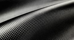 La fibre de carbone requiert une épaisseur de matériau moindre que la fibre tricomposite ou l'injecté
