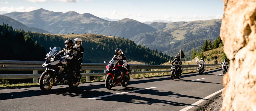 Groupe de motard roulant en formation avec intercoms pour communiquer