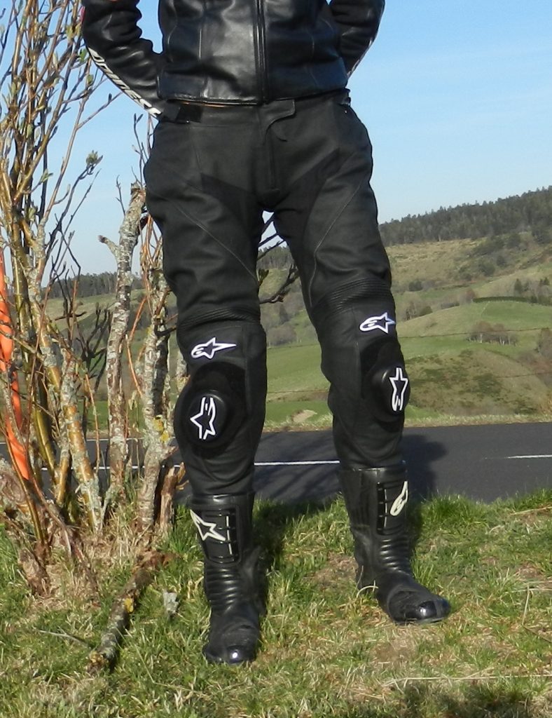 Un design sobre et discret pour un pantalon racing