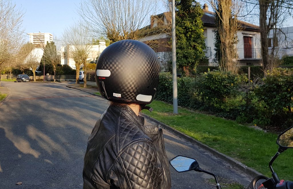 Un crève-cœur de mettre des autocollants blancs sur ce joli casque, mais pas le choix ! Une vue également sur la sangle pour les lunettes