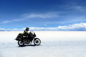 À moto sur le Salar d'Uyuni