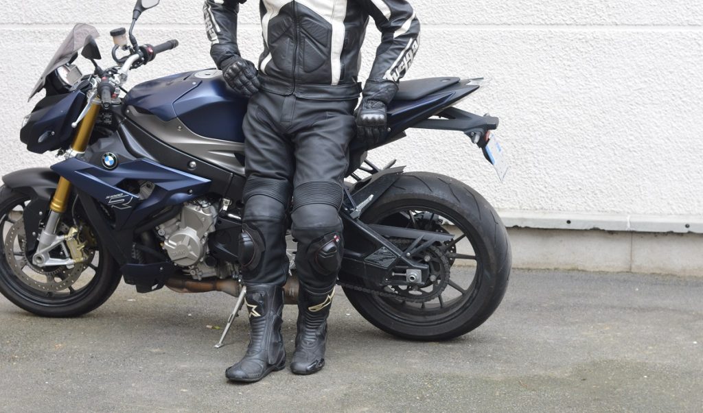 La longueur de jambe, critère de choix important pour choisir la taille des son pantalon moto