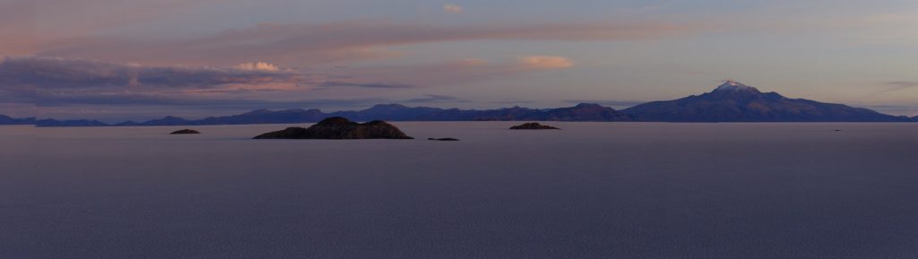 Imaginez une surface magnifiquement blanche de 100 km de diamètre, parsemée de cactus, entourée d’innombrables sommets lointains…