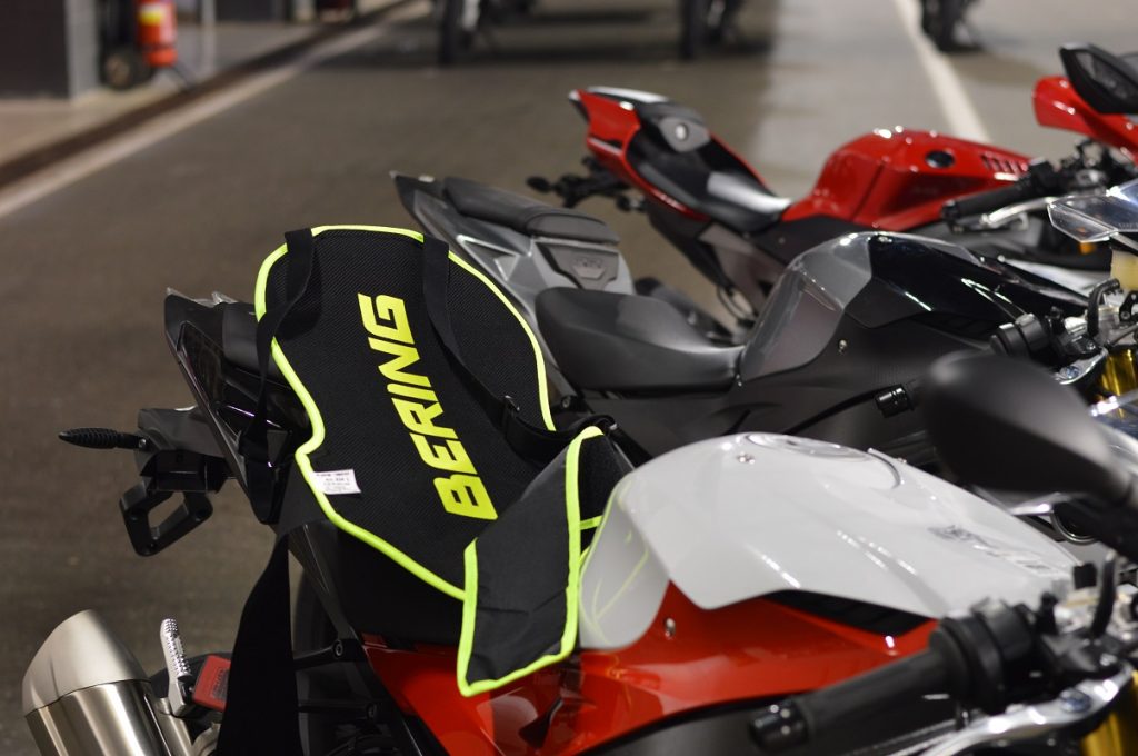 S1000RR ou R1, les machines attendant sagement de rouler