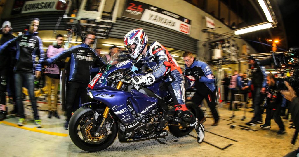 Départ d’un relais nocturne. Les 24H du Mans moto, un autre monde !