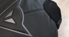 Dainese Avro C2, logo réfléchissant et insert élastique au col