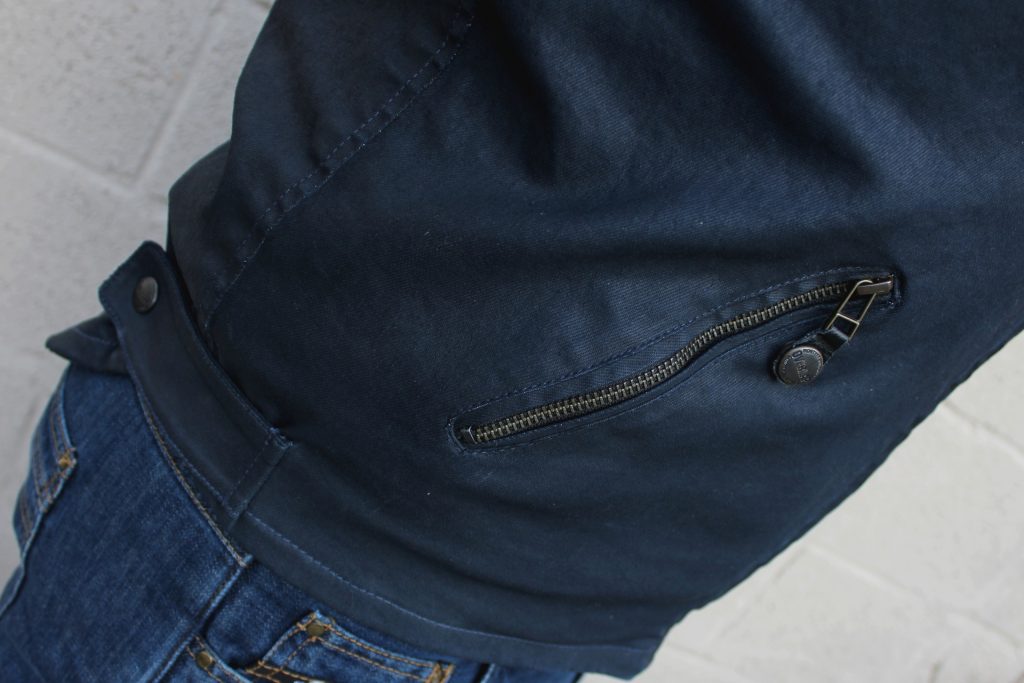 Zoom sur une des poches latérales et le réglage à la taille par pression