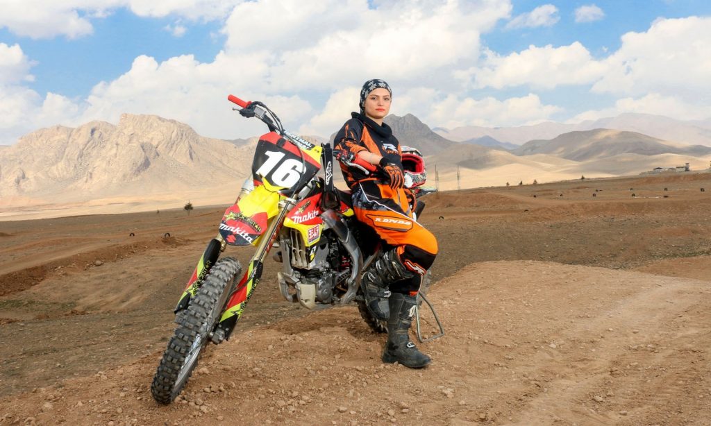 Behnaz Shafiei pose à côté de sa moto – Photo © Mohammad Moheimany/jamejamimage.ir