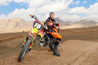 Behnaz Shafiei en moto cross