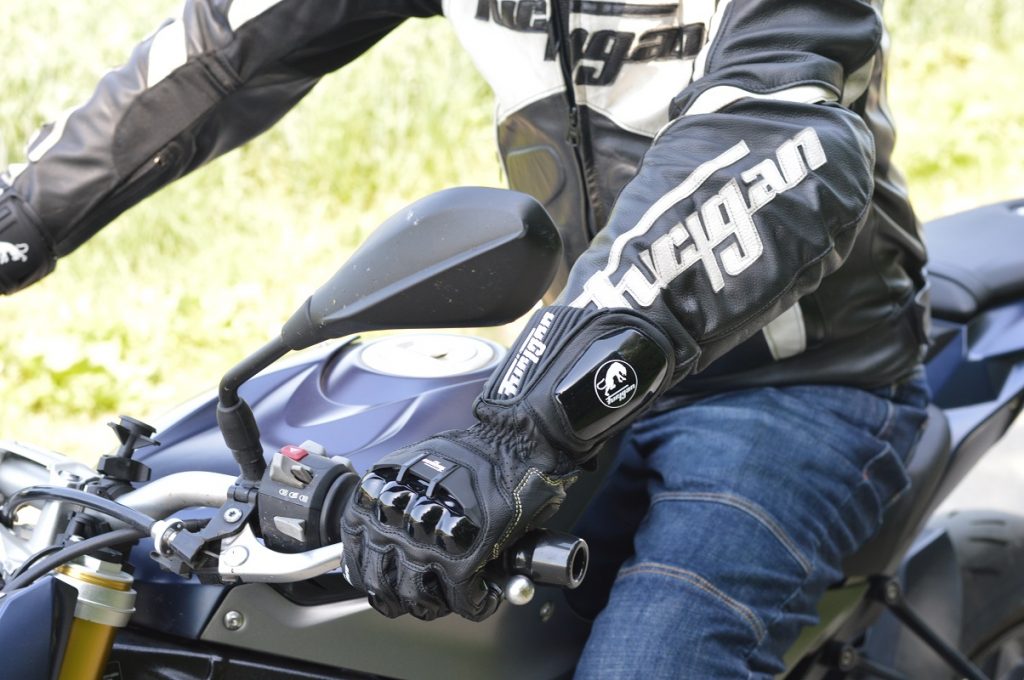 La souplesse des gants Furygan AFS 18 permet une prise en main sans effort des commandes