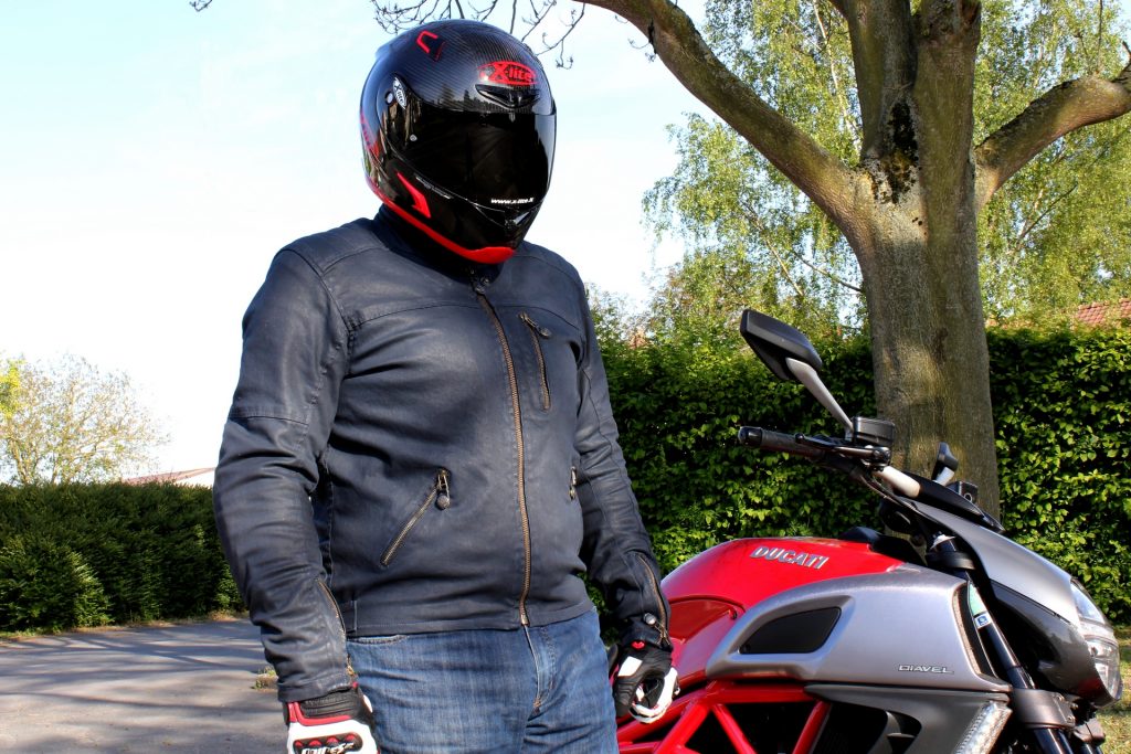 Vue de face du blouson Overlap Garry, un blouson moto tendance et discret