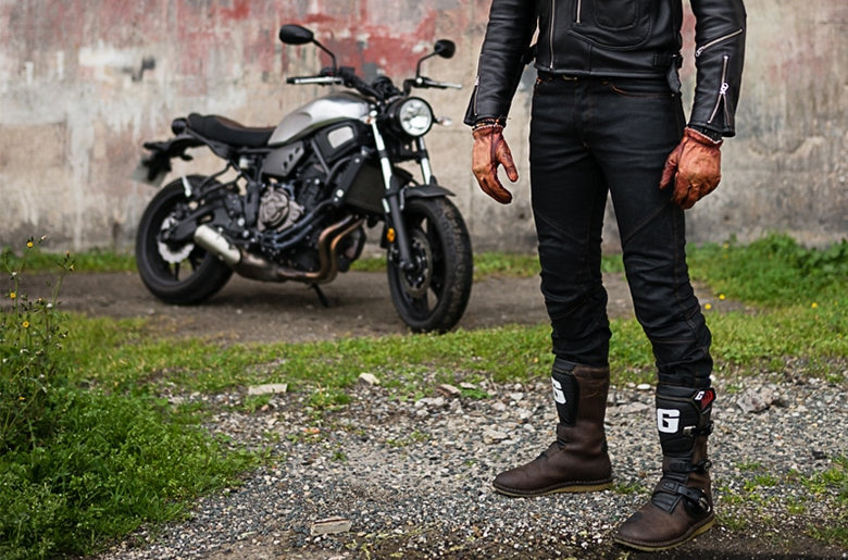Motard équipé d'un jean slim Bolidster, il pose devant une Yamaha XSR
