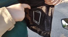 Une poche à smartphone à l'intérieur du DXR LYLY