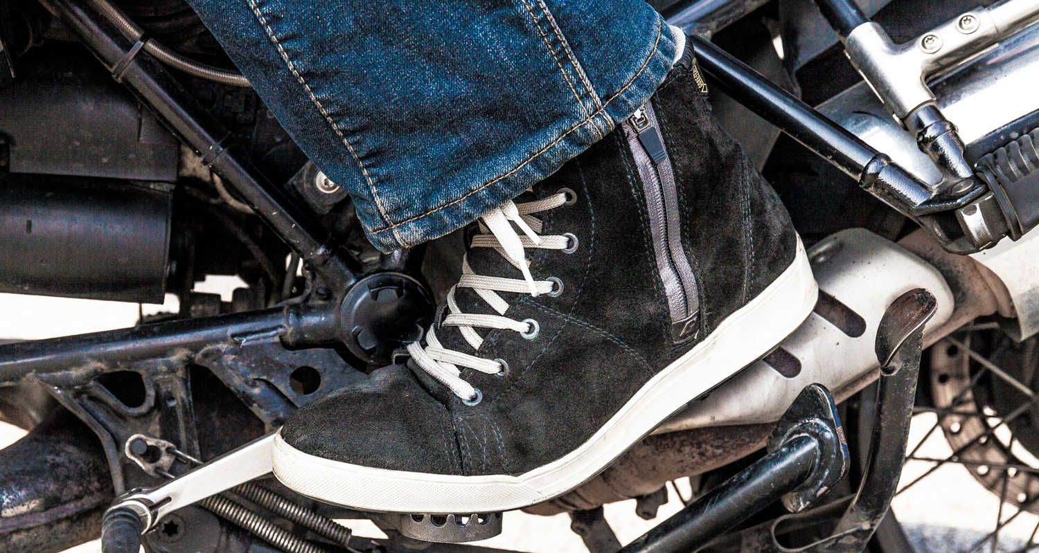 chaussure pour faire de la moto