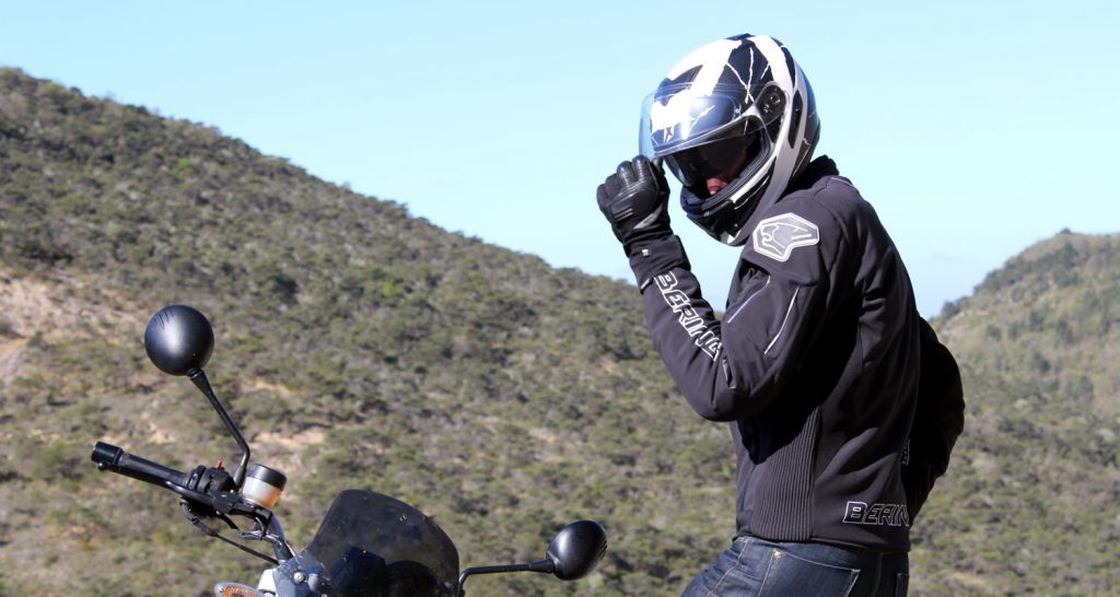 Pour sépargner un déconcentration malvenue sur la route, apprenez à manipuler votre casque en statique