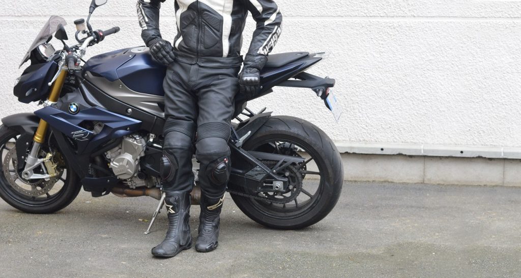 Le pantalon moto, trop souvent mis de côté au moment de s’offrir son premier équipement